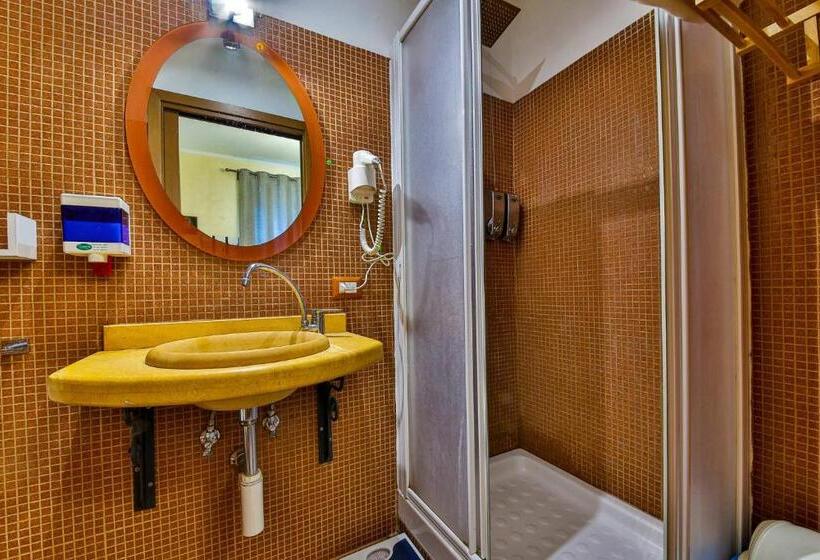 اتاق لوکس سه تخته, E Room 42