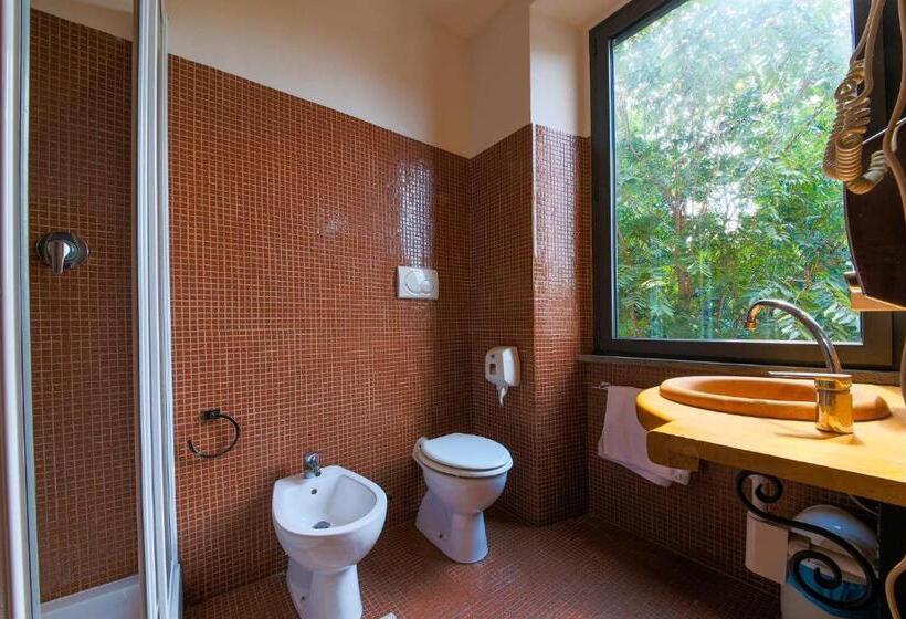 اتاق سوپریور با تخت بزرگ, E Room 42