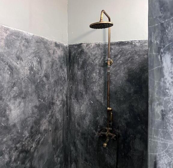 エコノミールーム, Ndame Paje