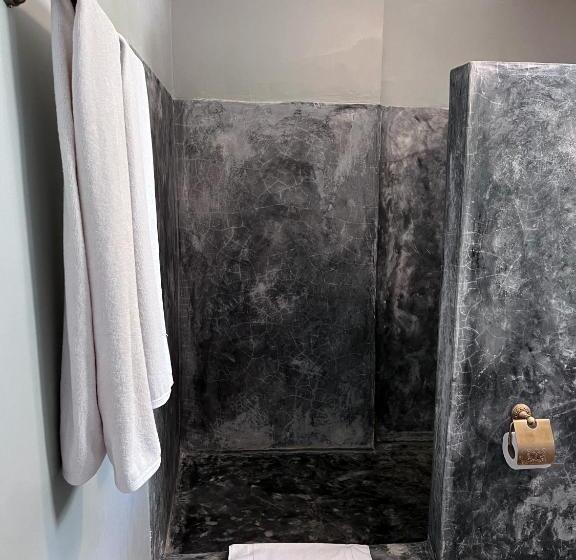 エコノミールーム, Ndame Paje