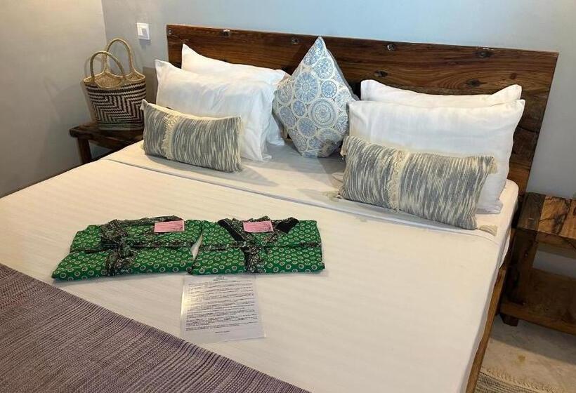 デラックストリプルルーム, Ndame Paje