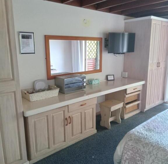 اتاق لوکس با چشم‌انداز دریا, The Thatch Hide