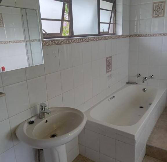 غرفة ديلوكس مطلّة علي البحر, The Thatch Hide