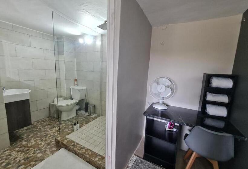 غرفة ديلوكس, The Thatch Hide