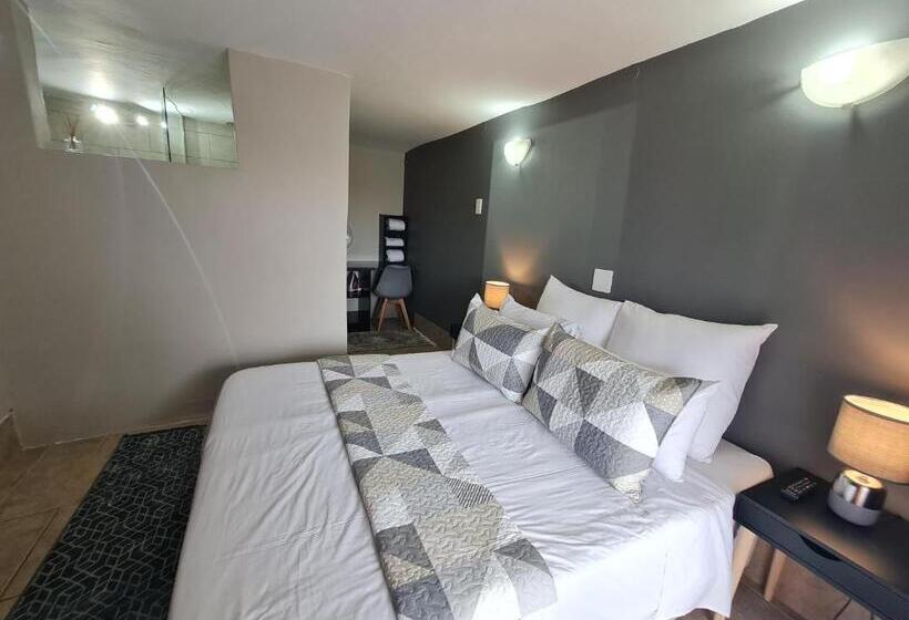 غرفة ديلوكس, The Thatch Hide