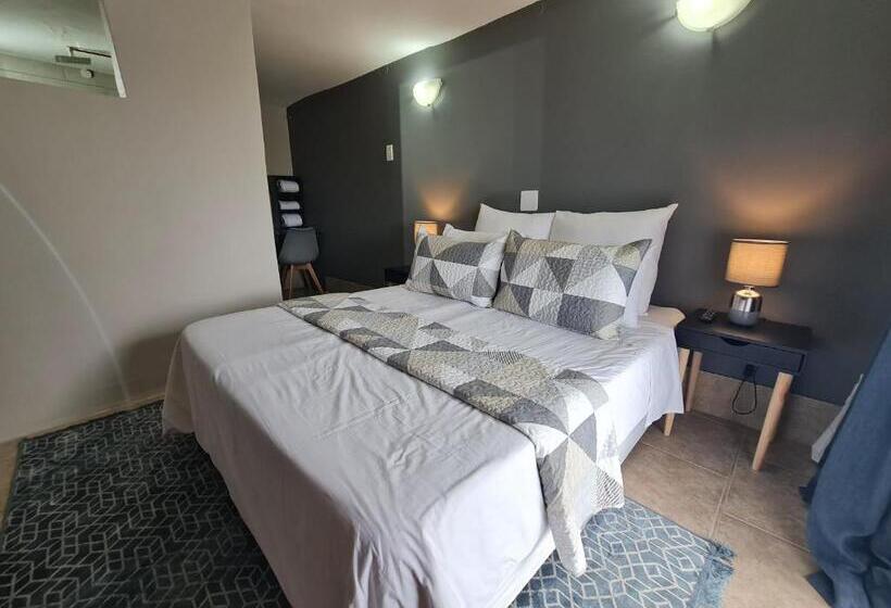 غرفة ديلوكس, The Thatch Hide