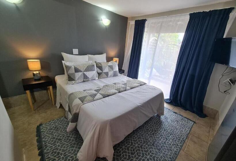 غرفة ديلوكس, The Thatch Hide