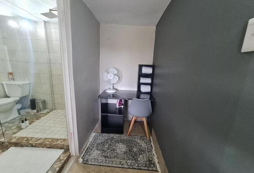 غرفة ديلوكس, The Thatch Hide