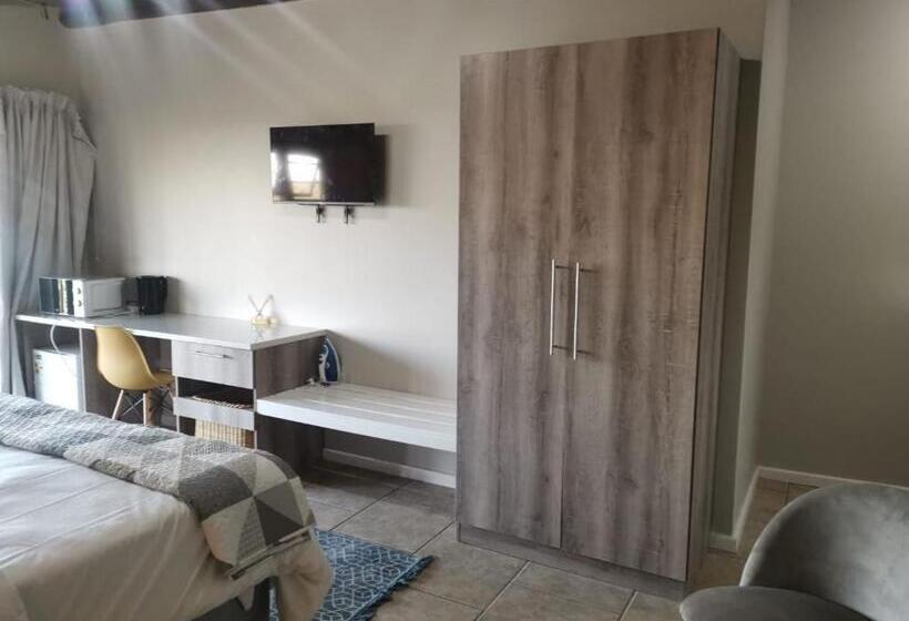 اتاق لوکس با چشم‌انداز دریا, The Thatch Hide