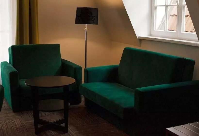Deluxe Neljän Hengen Huone, Artus Old Town