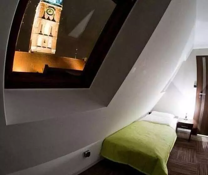 Deluxe Neljän Hengen Huone, Artus Old Town