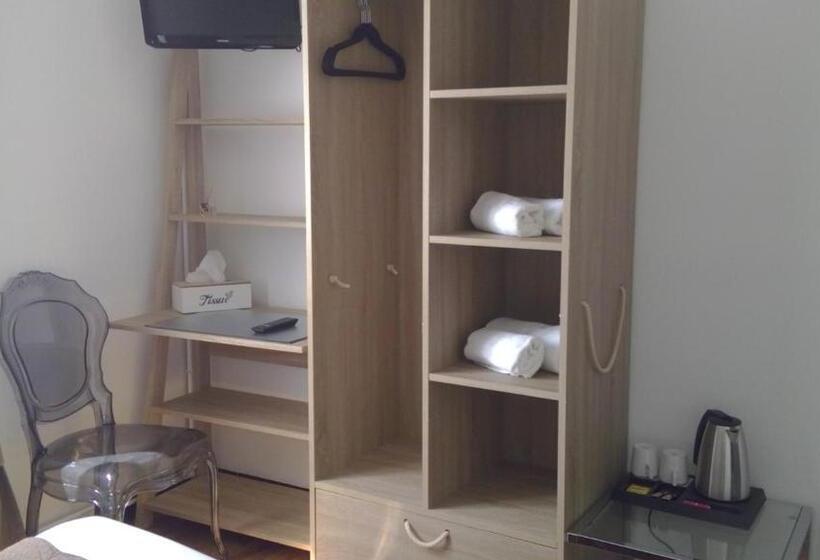 スタンダードルーム, De La Bastide