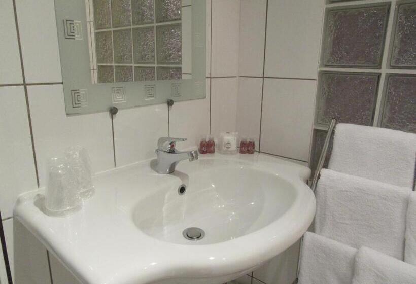 スーペリアの４人部屋, De La Bastide