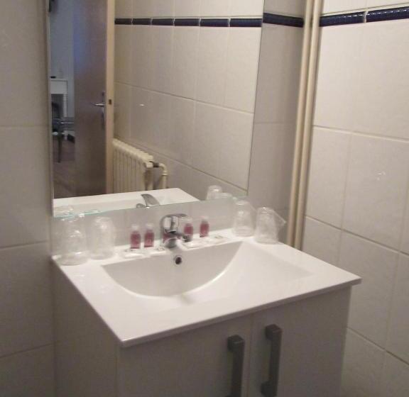 スーペリアの４人部屋, De La Bastide