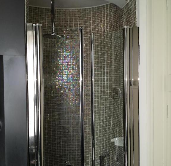 スタンダードルーム, Exclusive