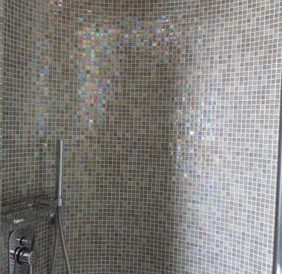 スタンダードルーム, Exclusive