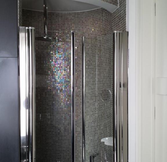 スタンダードルーム, Exclusive