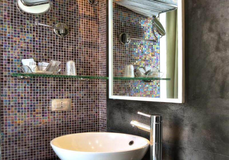 スタンダードルーム, Exclusive