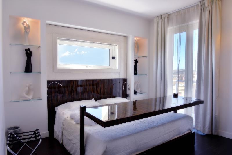 スタンダードルーム, Exclusive