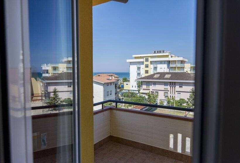 اتاق خانوادگی, Nelson