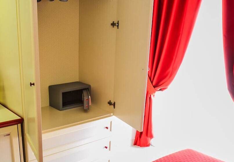 اتاق خانوادگی, Nelson