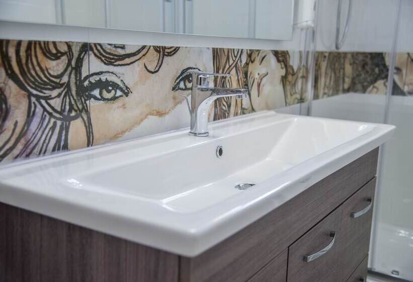 اتاق خانوادگی, Nelson