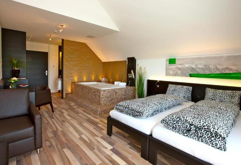 סוויטת ג'וניור עם מסג'ר מים, Restaurant Vogelsang