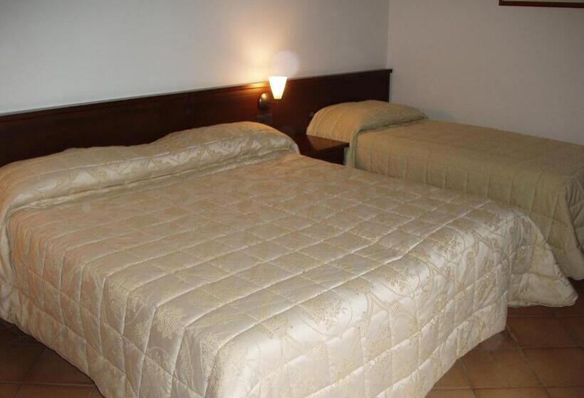 חדר קומפורט לשלושה, San Claudio