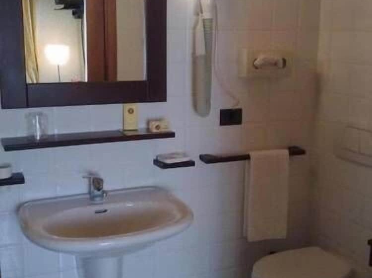 غرفة قياسية ثلاثية, San Claudio