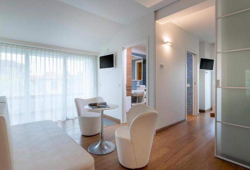 套房侧面可观海景, Trampolines Suite