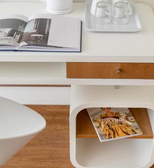 高级房间侧面带海景, Trampolines Suite