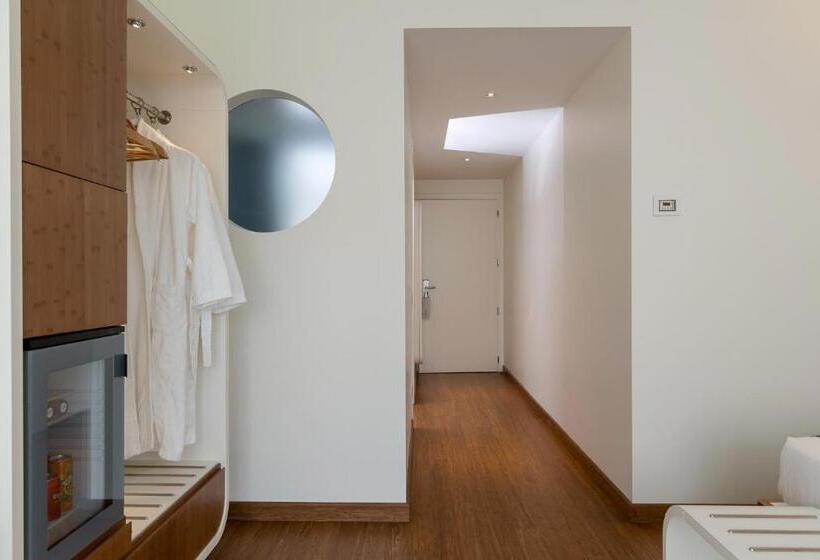 高级房间侧面带海景, Trampolines Suite