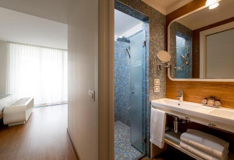 高级房间侧面带海景, Trampolines Suite