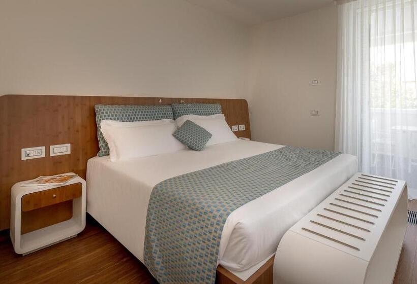 高级房间侧面带海景, Trampolines Suite