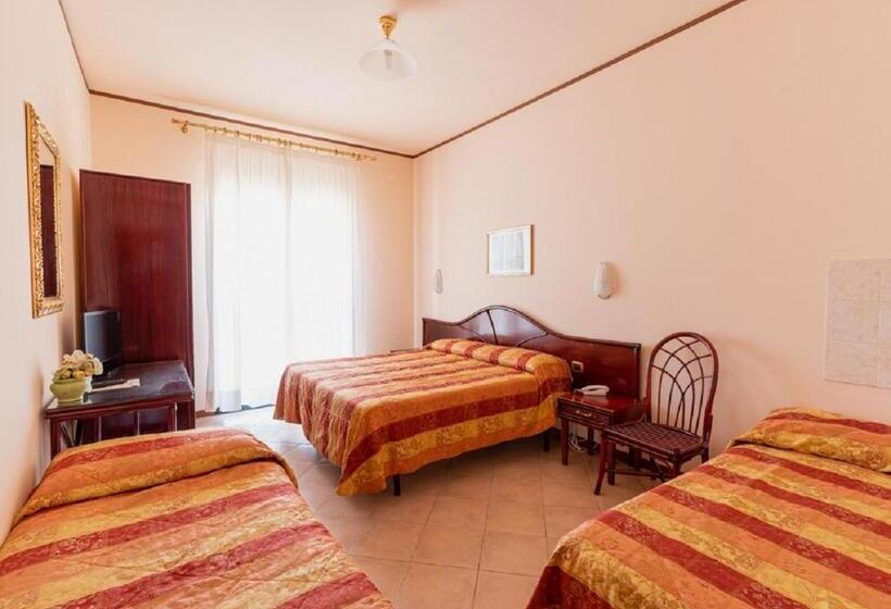 غرفة قياسية رباعية, Villa Delle Rose