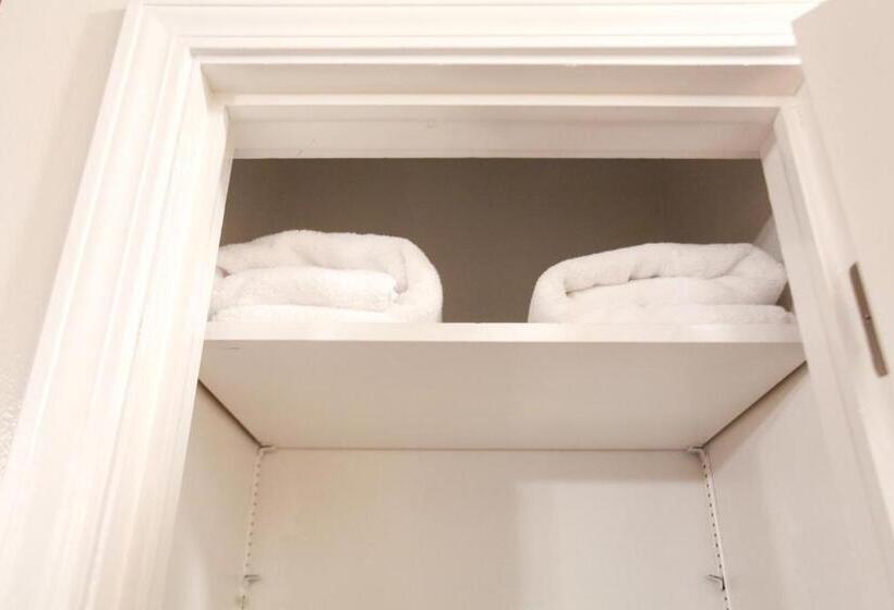 شقة غرفتين, The Diamond At Kingston East