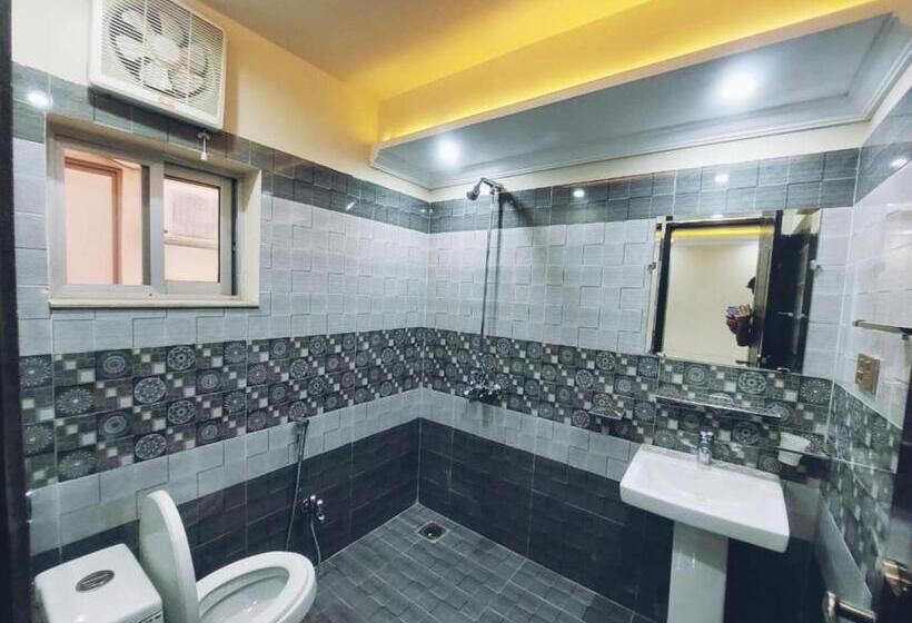 اتاق اجرایی سه نفره, White Pearl