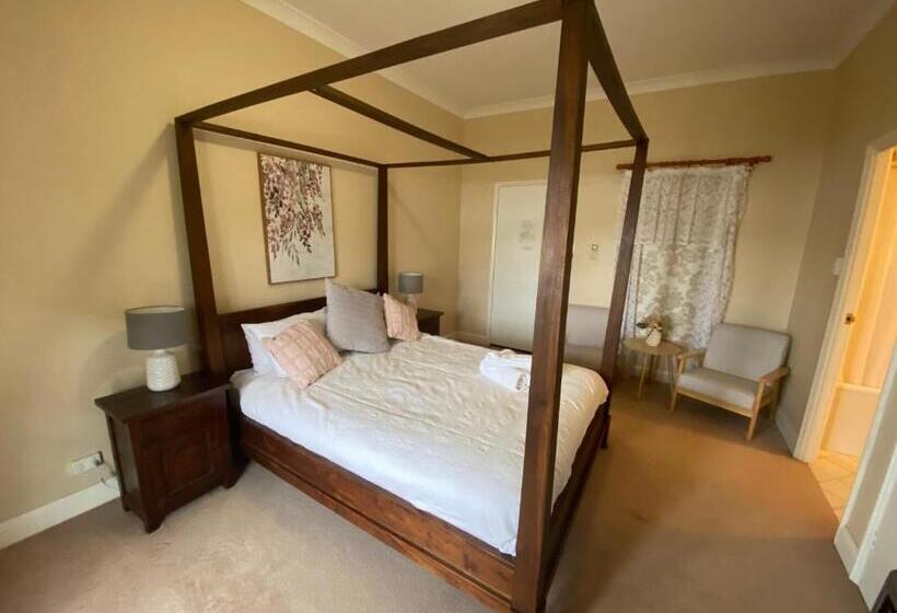 غرفة قياسية مزوَّدة بجاكوزي, Settlers House York