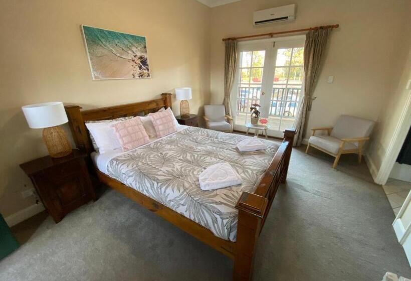 غرفة قياسية مزوَّدة بجاكوزي, Settlers House York