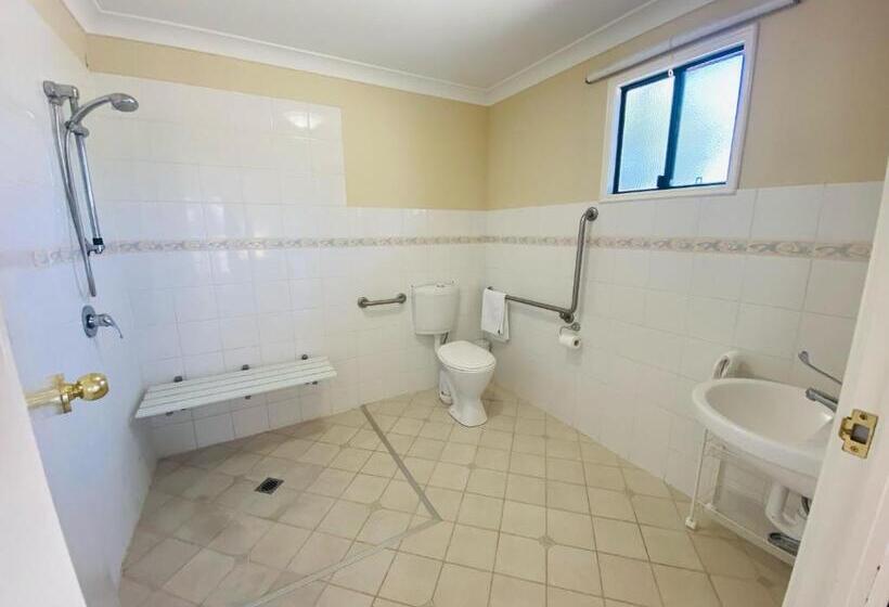 غرفة قياسية لذوى الاحتياجات الخاصة, Settlers House York