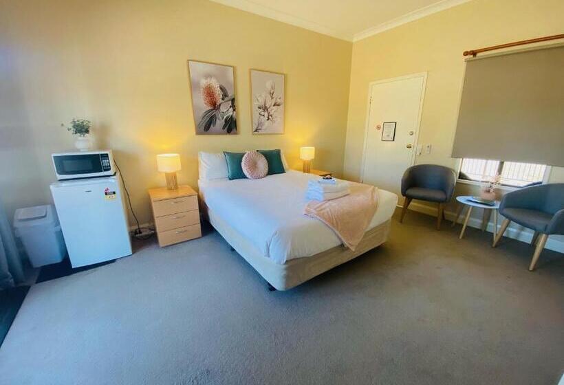 غرفة قياسية لذوى الاحتياجات الخاصة, Settlers House York