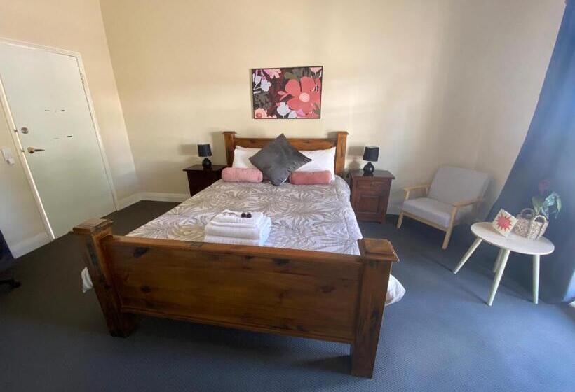 غرفة قياسية لذوى الاحتياجات الخاصة, Settlers House York