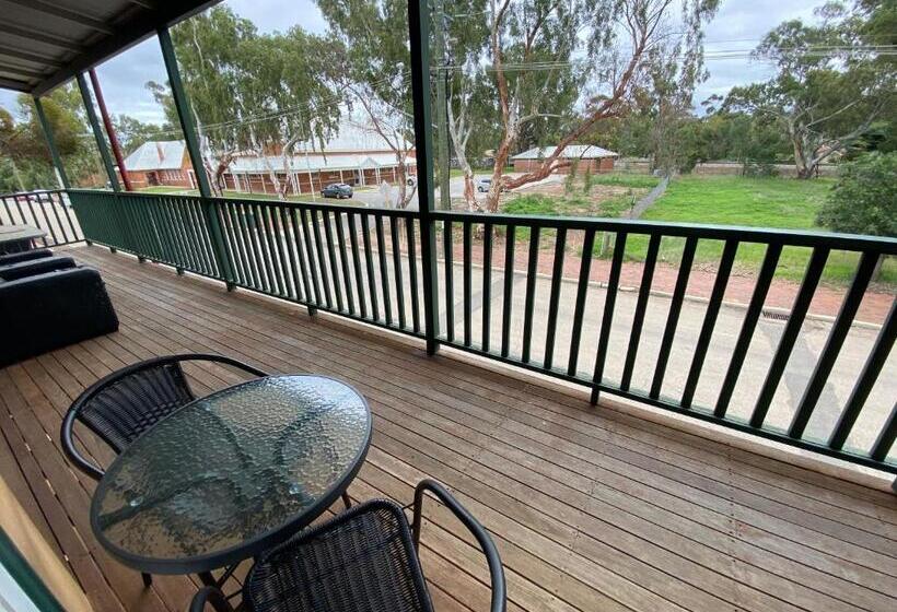 غرفة قياسية, Settlers House York