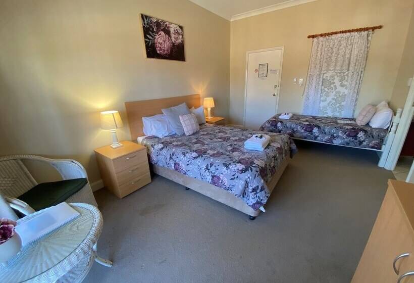 غرفة قياسية ثلاثية, Settlers House York