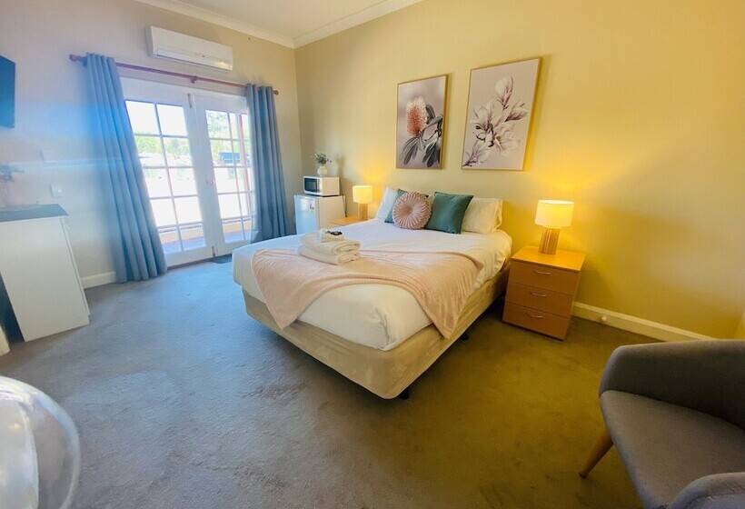 غرفة قياسية لذوى الاحتياجات الخاصة, Settlers House York