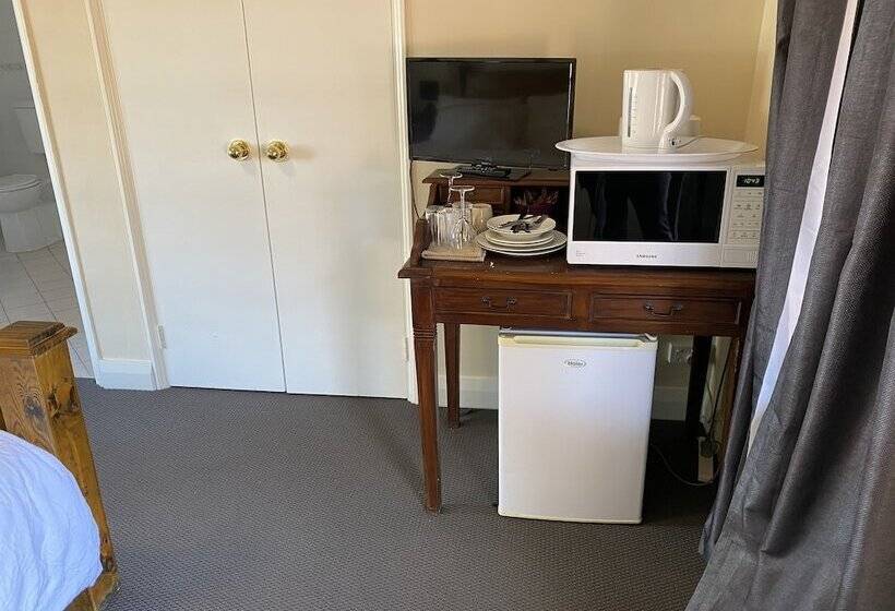 غرفة قياسية لذوى الاحتياجات الخاصة, Settlers House York