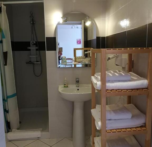 חדר סטנדרט לשלושה, Auberge Du Vieux Tour