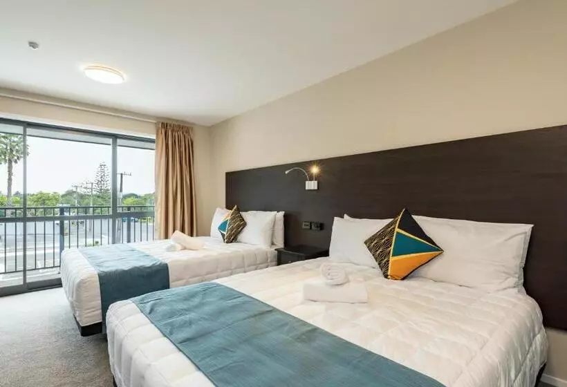 スーペリアスタジオ, Dolphin Motel