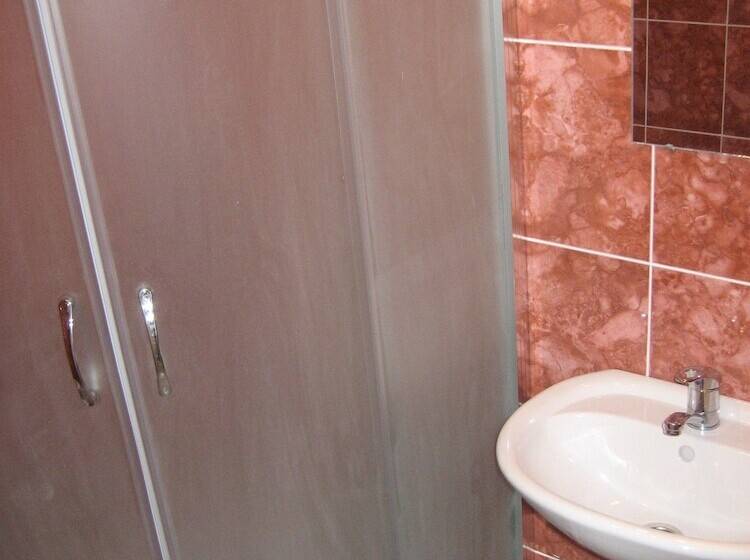 스탠다드 트리플 룸, 9 May