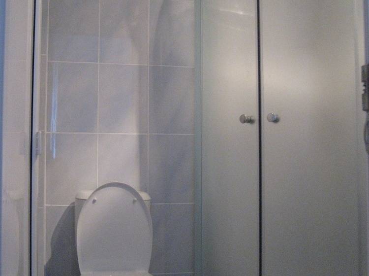 스탠다드 트리플 룸, 9 May